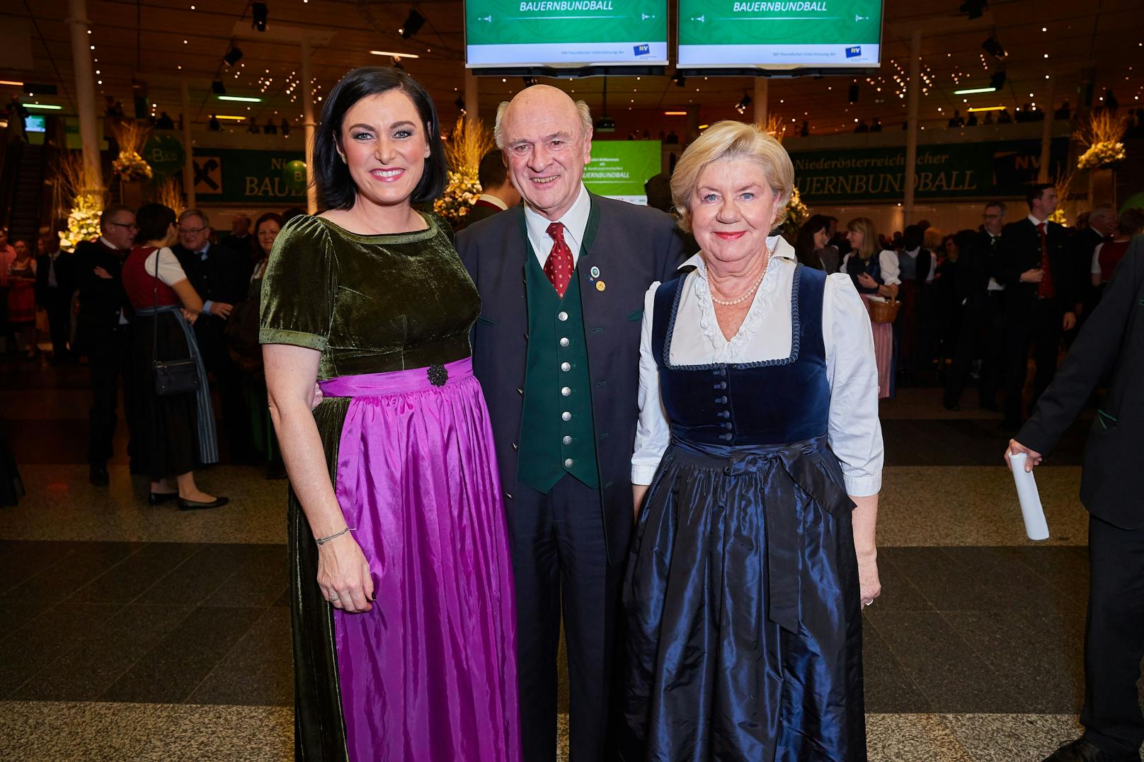 Elisabeth Köstinger mit Sissi und Erwin Pröll beim Niederösterreichischer Bauernbundball 2019