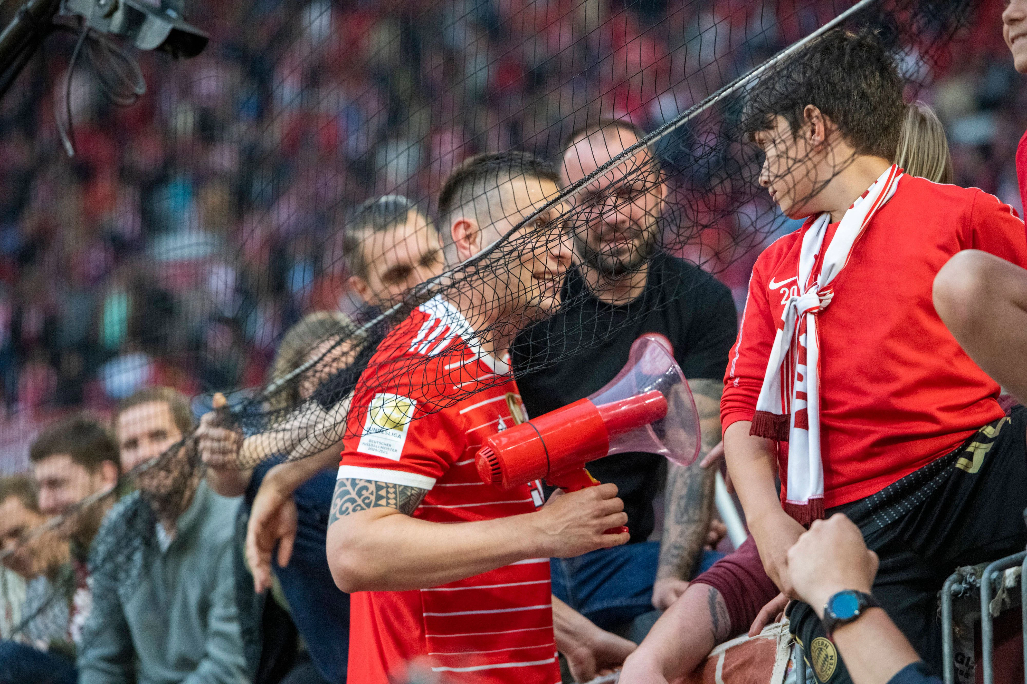  4 Nikals Suele bei den Ultras in der Suedkurve, FC Bayern Muenchen gegen den VFB Stuttgart, Fussball Bundesliga, Allianz Arena, Muenchen. 08.05.2022  *** 4 Nikals Suele with the Ultras in the Suedkurve, FC Bayern Muenchen against VFB Stuttgart, Football Bundesliga, Allianz Arena, Muenchen 08 05 2022  