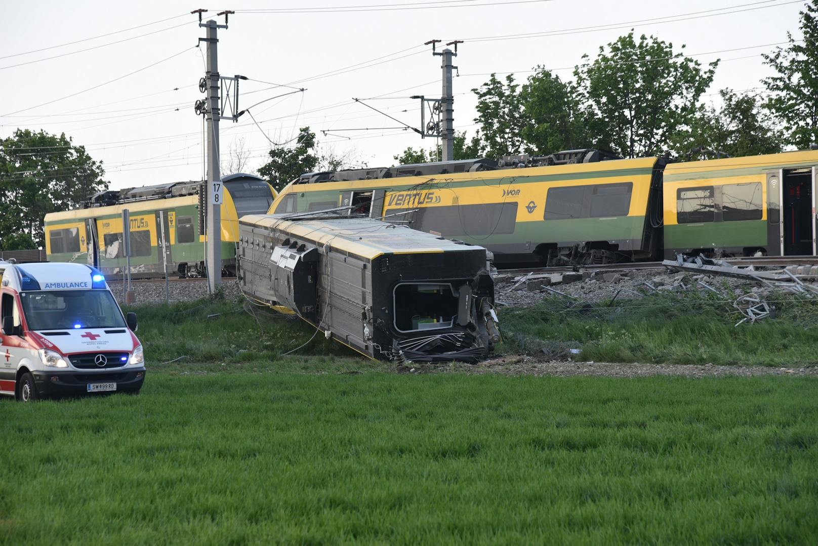 Zug entgleist: Waggon stürzte um