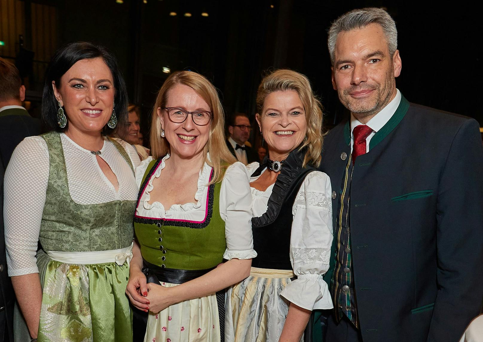 Elisabeth Köstinger, Margarete Schramböck, Klaudia Tanner und Karl Nehammer bei Jägerball