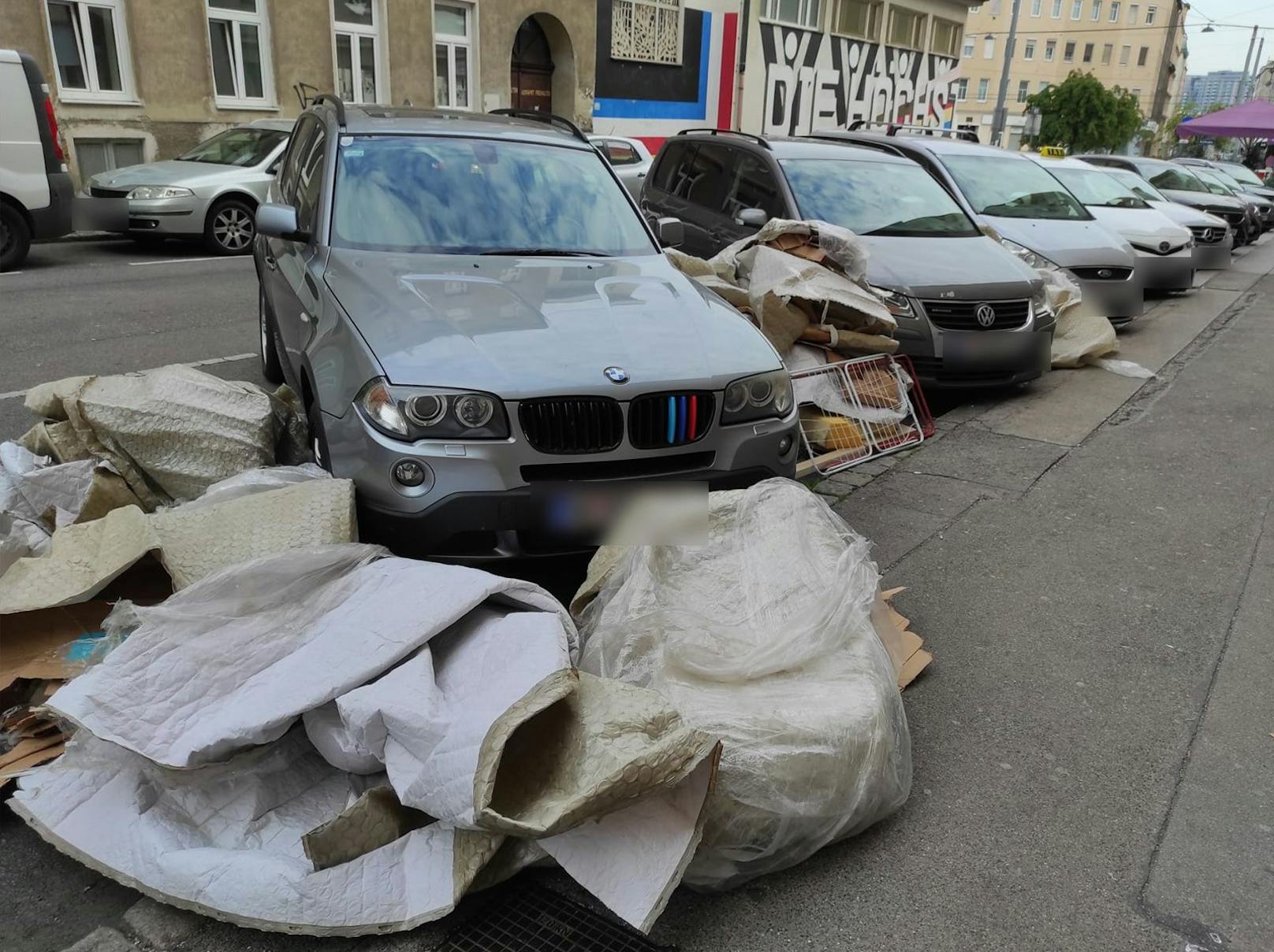 Müll-Sünder werfen Mist auf Wiener Straße weg