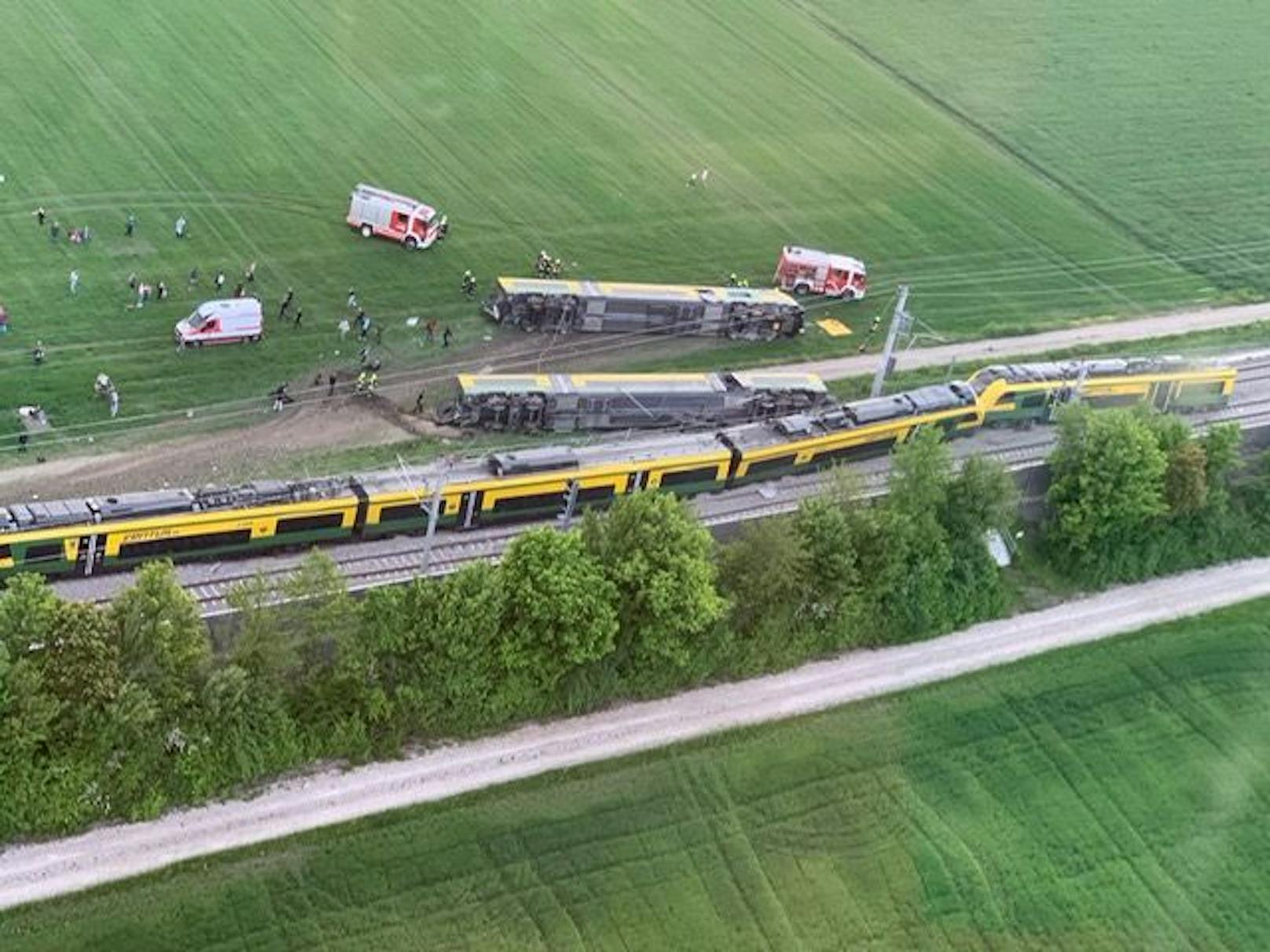 Zug entgleist – ein Toter und viele Verletzte in NÖ
