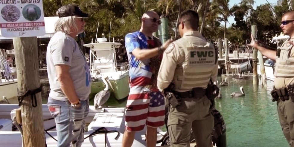 Beim Anlegen passiert ein Unfall und die Polizei ist auch schon da.