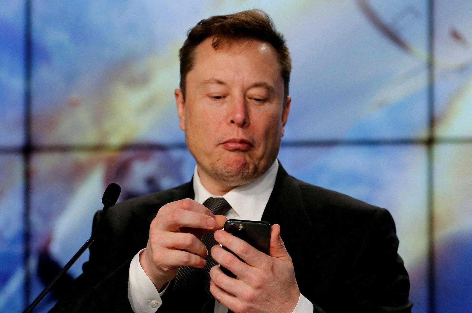 Tesla-Chef Elon Musk droht zwei Monate nach dem Twitter-Kauf mit dem Rückzug.