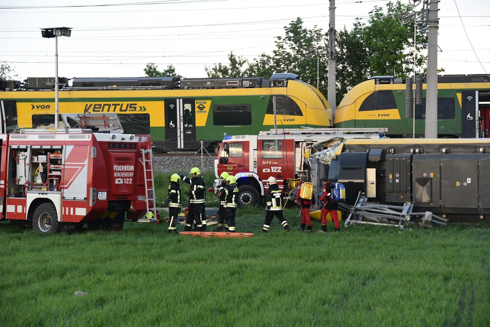 Zug entgleist: Waggon stürzte um, Verletzte