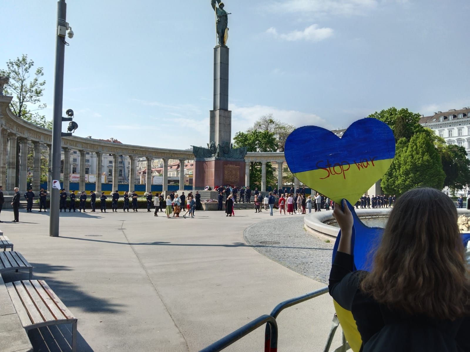 Am 9. Mai versammelten sich Demonstranten vor dem Russen-Denkmal, um gegen den Krieg zu protestieren.