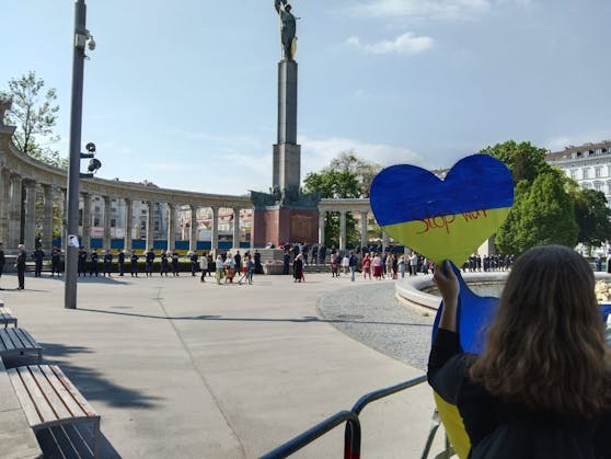 Am 9. Mai versammelten sich Demonstranten vor dem Russen-Denkmal, um gegen den Krieg zu protestieren.