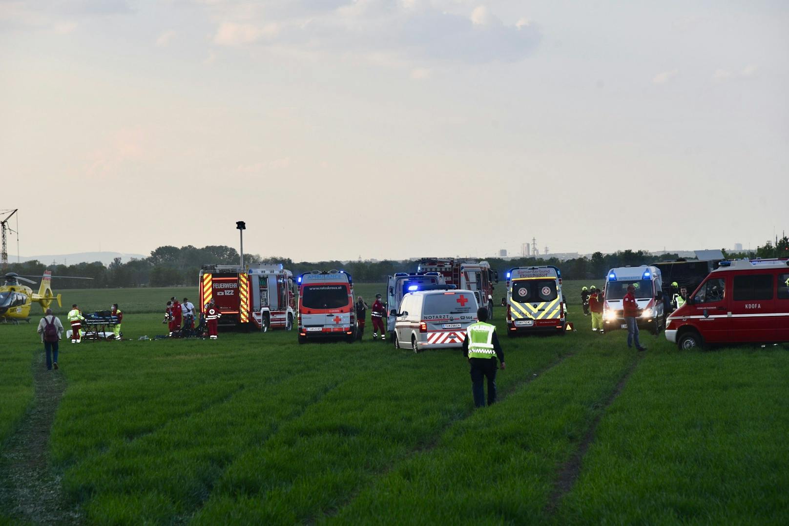 Schweres Eisenbahnunglück in Münchendorf (Bezirk Mödling) am Montagabend: Laut ersten Informationen ist ein Zug entgleist, es gibt mehrere Verletzte und mindestens einen Toten.