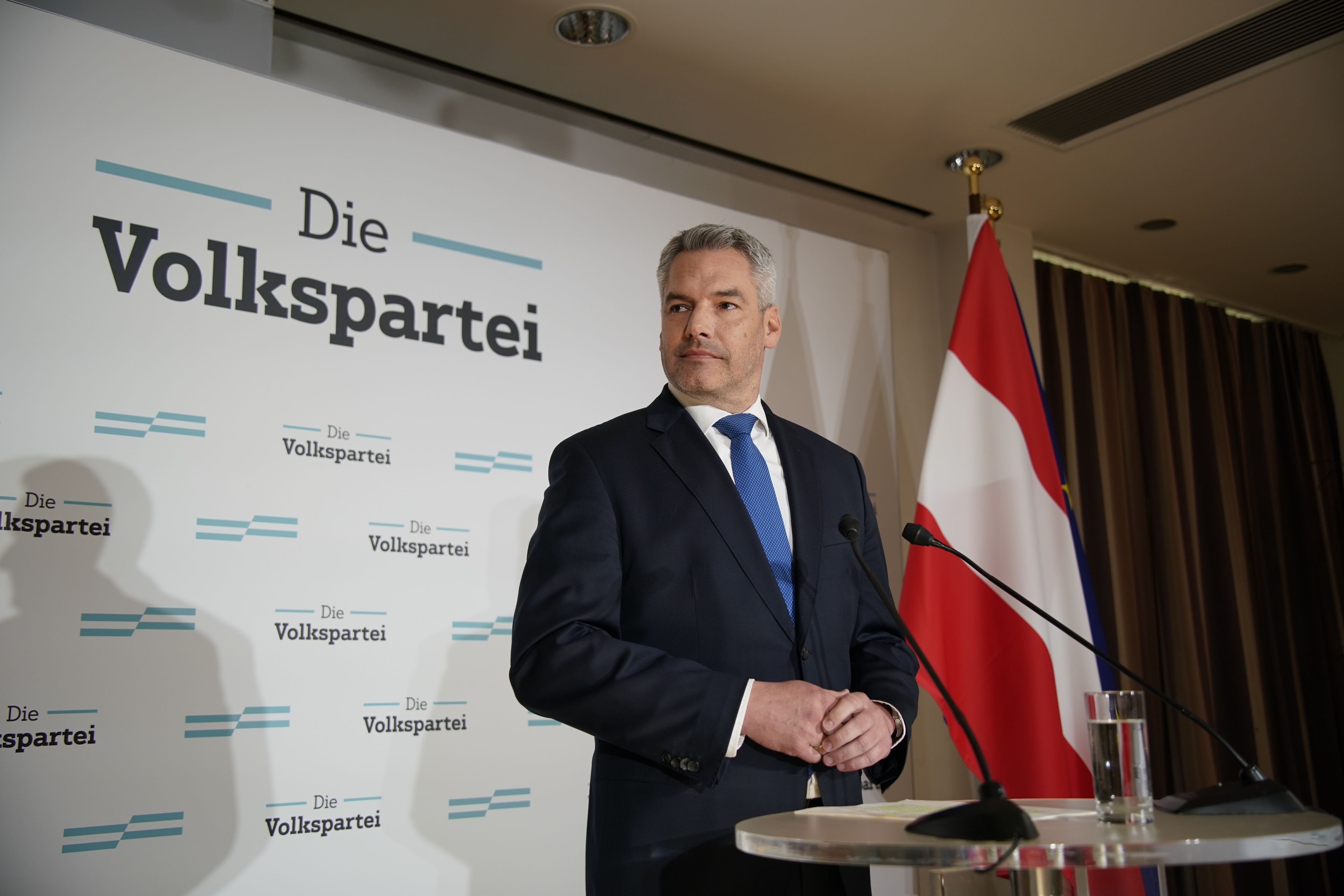 Kanzler Nehammer erklärte am Dienstag in der Politischen Akademie der ÖVP in Wien-Meidling zehn Minuten lang die Regierungsumbildung.