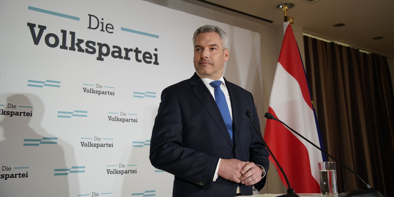 Kanzler Nehammer erklärte am Dienstag in der Politischen Akademie der ÖVP in Wien-Meidling zehn Minuten lang die Regierungsumbildung.
