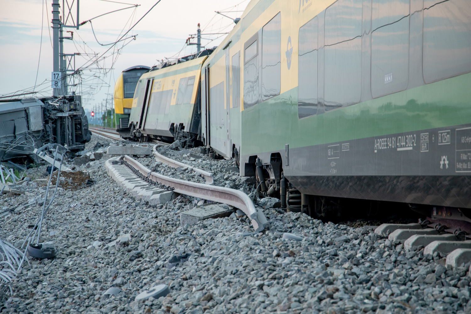 Zugunglück in Münchendorf: Einsatzkräfte vor Ort