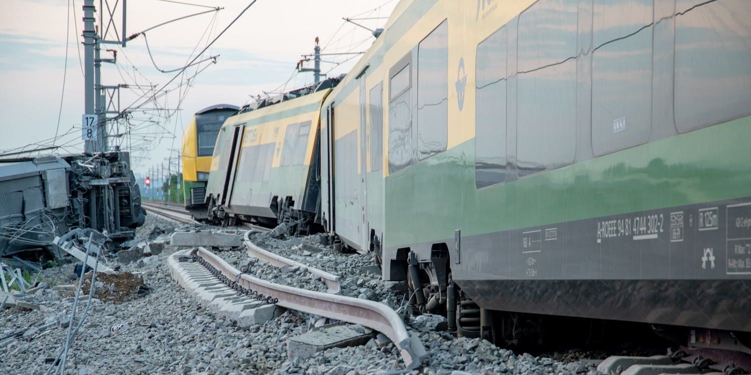 Zugunglück in Münchendorf: Einsatzkräfte vor Ort