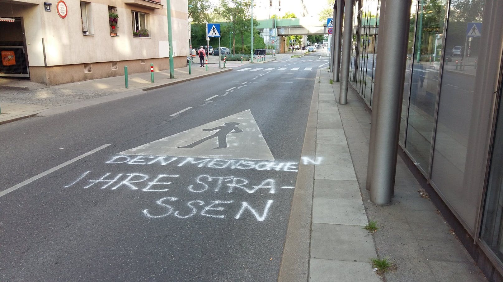 "Den Menschen ihre Straßen" ziert ein Piktogramm vor einem Zebrastreifen in der&nbsp;Hellwagstraße.