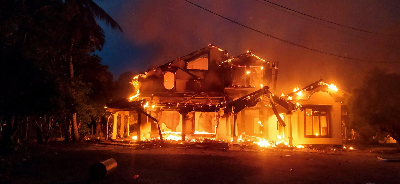 In der Nacht auf Dienstag zündeten aufgebrachte Demonstrierende in Sri Lanka 70 Häuser und Büros von Regierungspolitikern an. Hier brennt das Haus des Ministers Sanath Nishanta.
