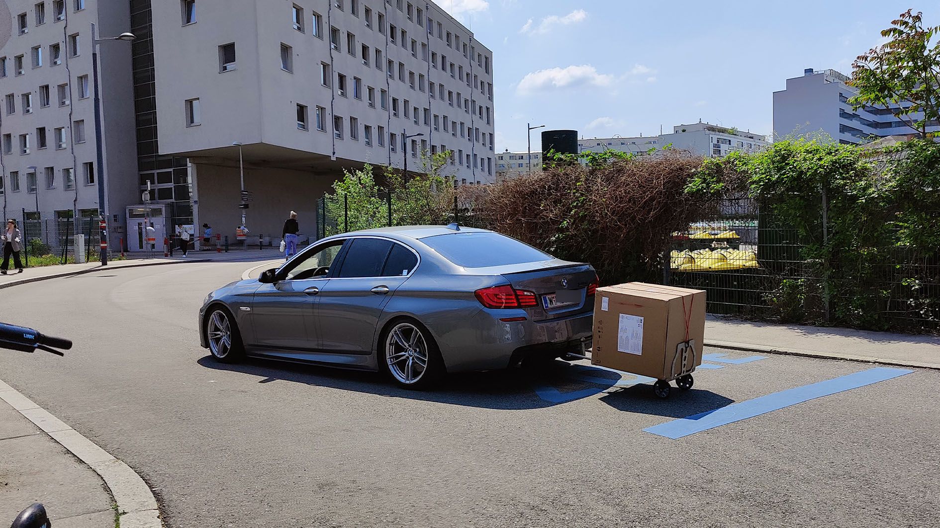 Der silberne 5er BMW zog am Montag die Maschine durch Wien