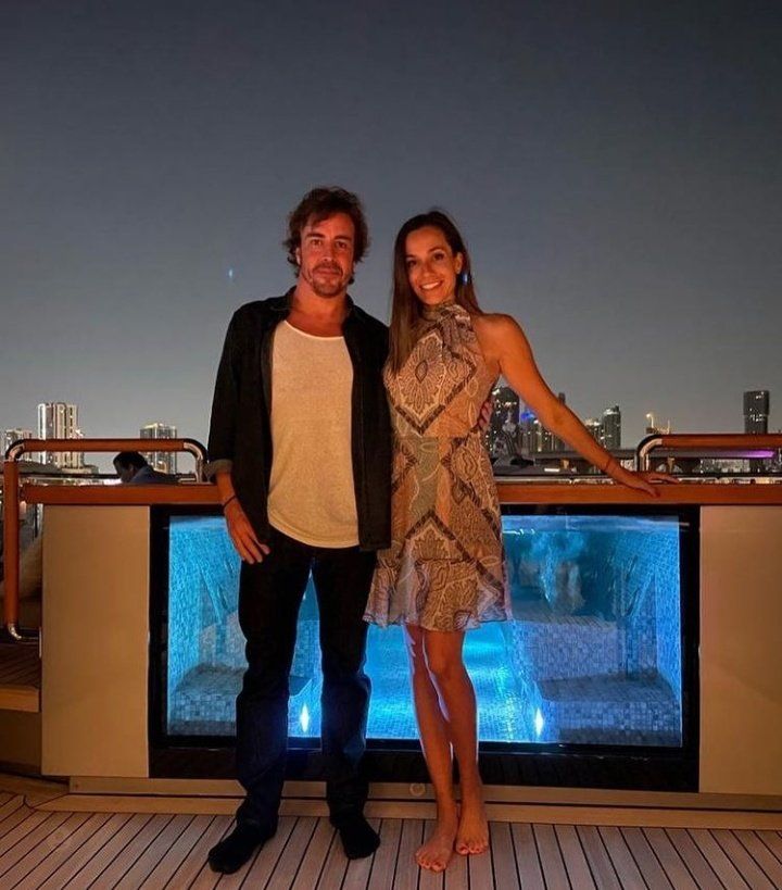 Formel-1-Star Fernando Alonso und Moderatorin Andrea Schlager am Rande des Rennens von Miami. 