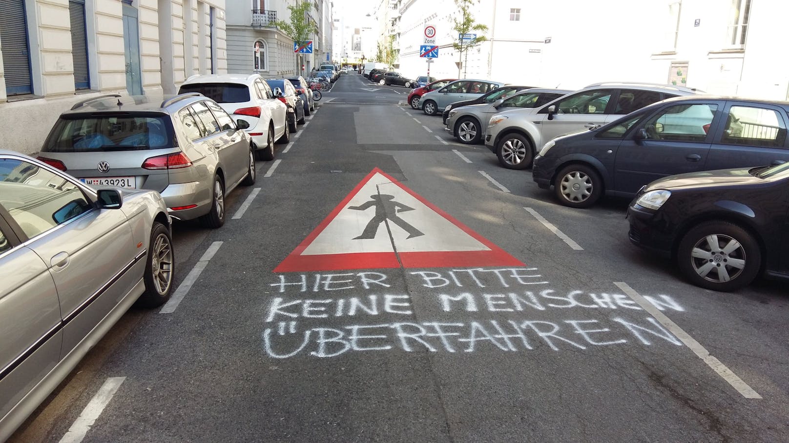 In der Greiseneckergasse&nbsp;wird gebeten, niemanden zu überfahren.