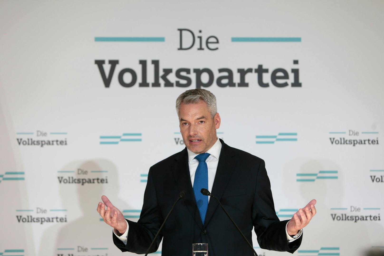 Bundeskanzler Karl Nehammer präsentiert die neuen Mitglieder der Bundesregierung. Das neue Logo der Volkspartei bleibt.