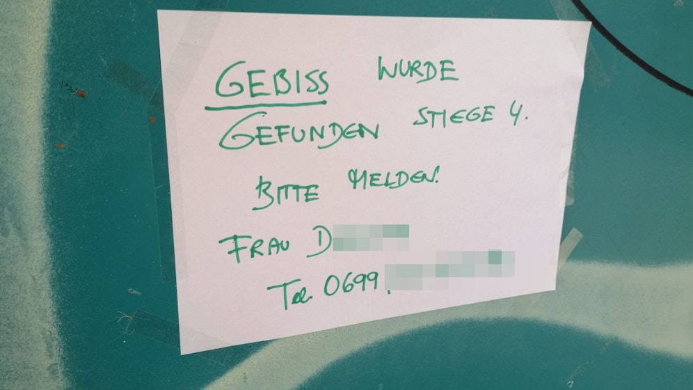 Dieser Zettel sorgt in einer Wohnhausanlage in Hernals für Lacher.