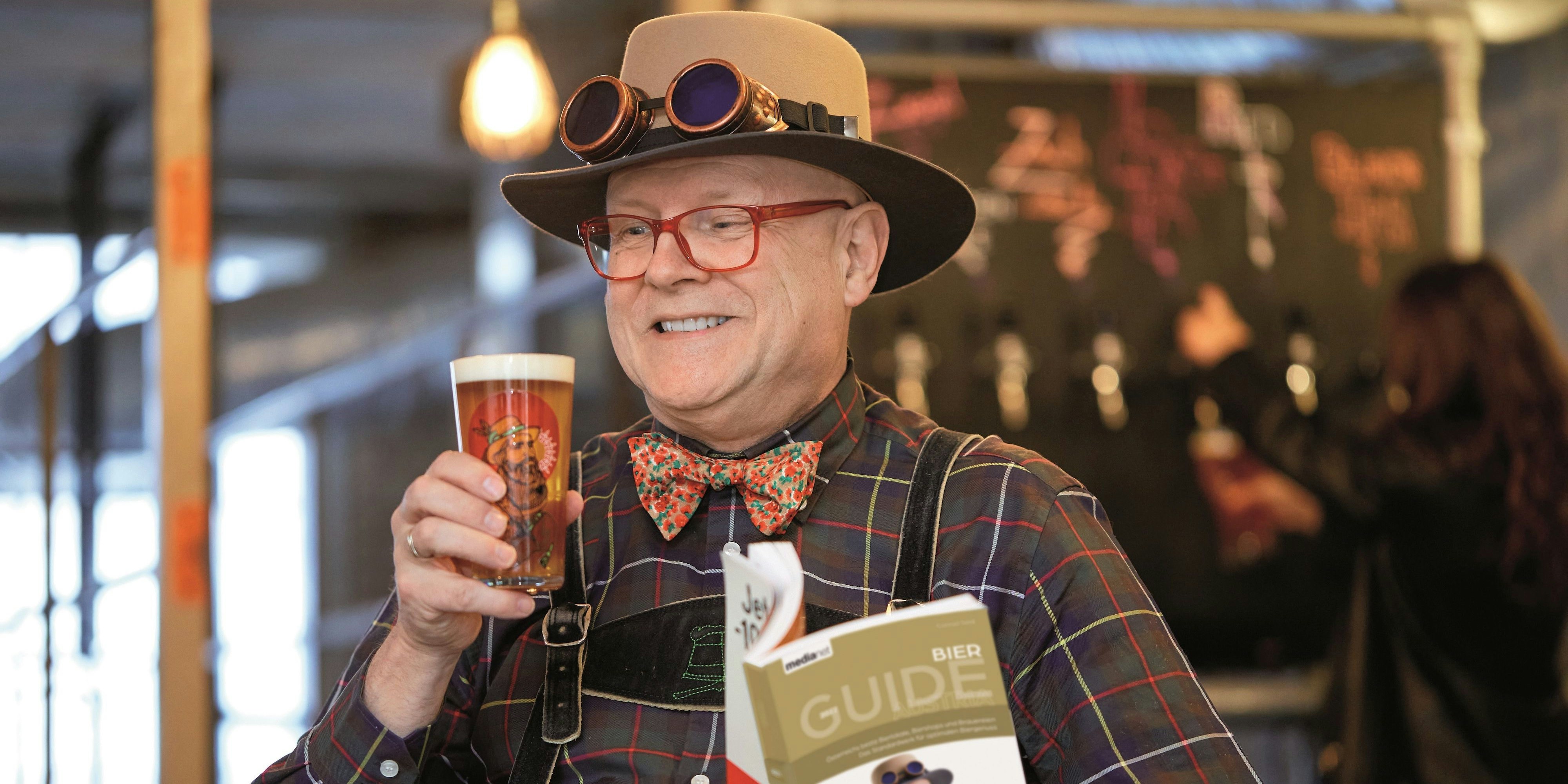 Der Bierpabst mit seinem neuen Guide.