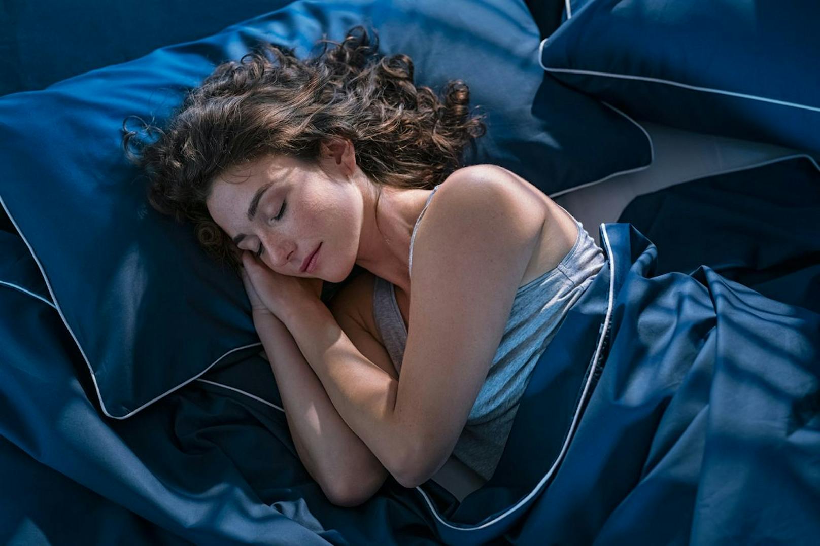 Laut den Untersuchungen eines amerikanischen Forschungsteams kann dein Gehirn nur dann funktionieren, wenn gewisse Informationen im Schlaf "gelöscht" werden. 