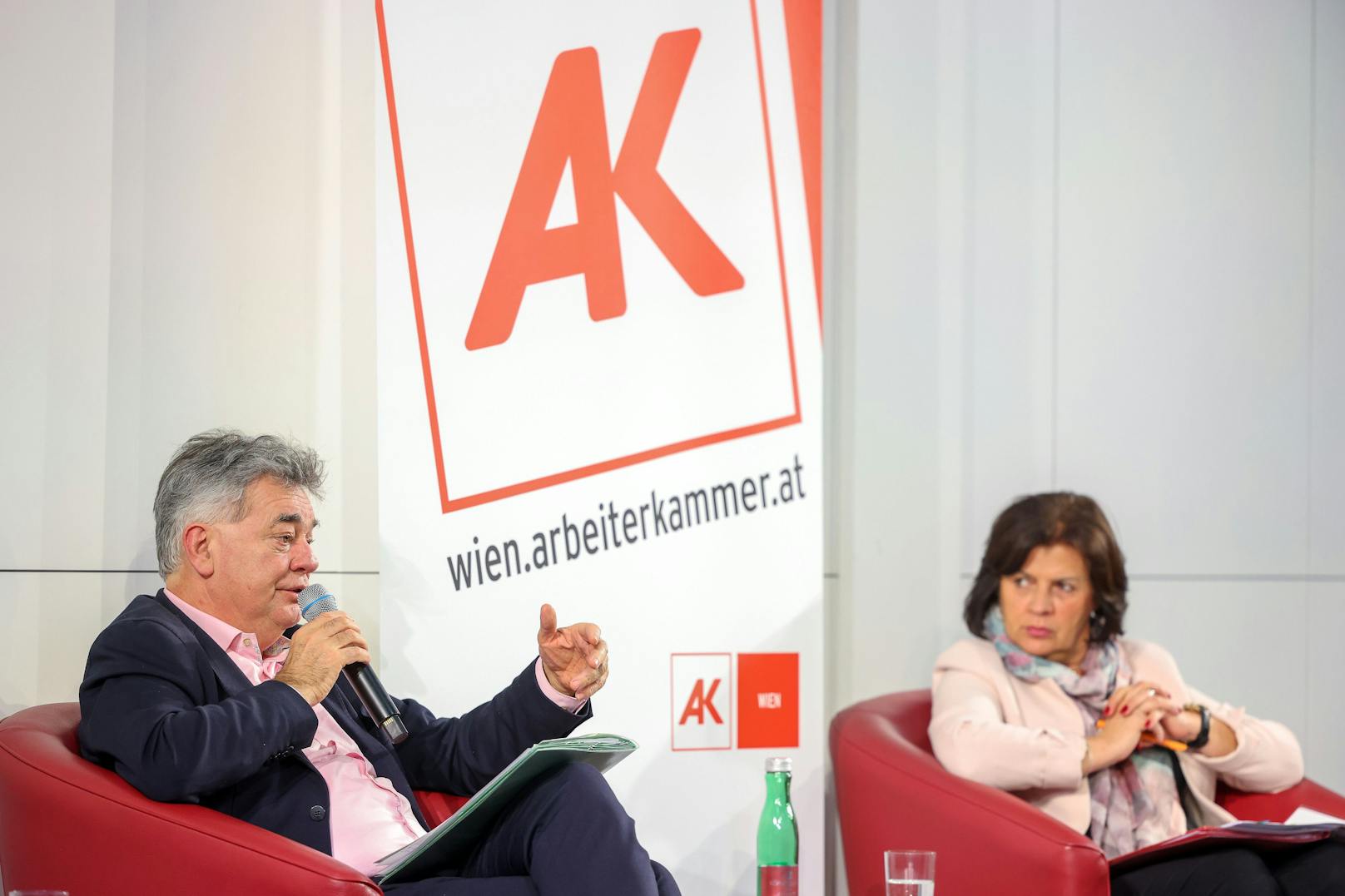 Renate Anderl in der Diskussion mit Vizekanzler Werner Kogler. 