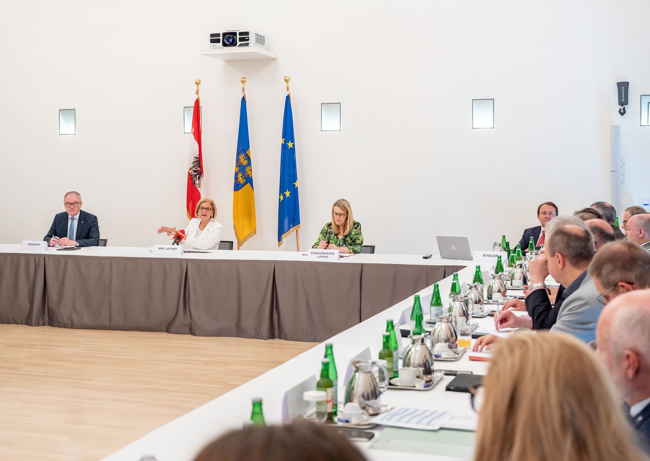 Landeshauptfrau Johanna Mikl-Leitner, LH-Stellvertreter Stephan Pernkopf und Landesrätin Ulrike Königsberger-Ludwig bei der Lagebesprechung im NÖ Landhaus.