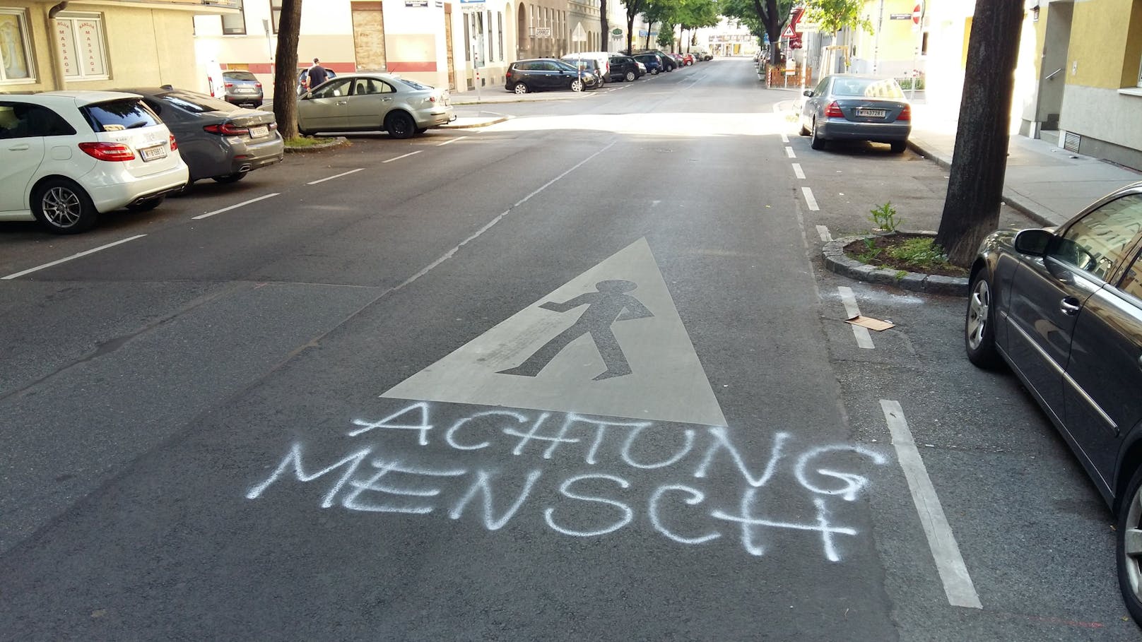 Vor Menschen warnt man in Großbuchstaben in der Greiseneckergasse.