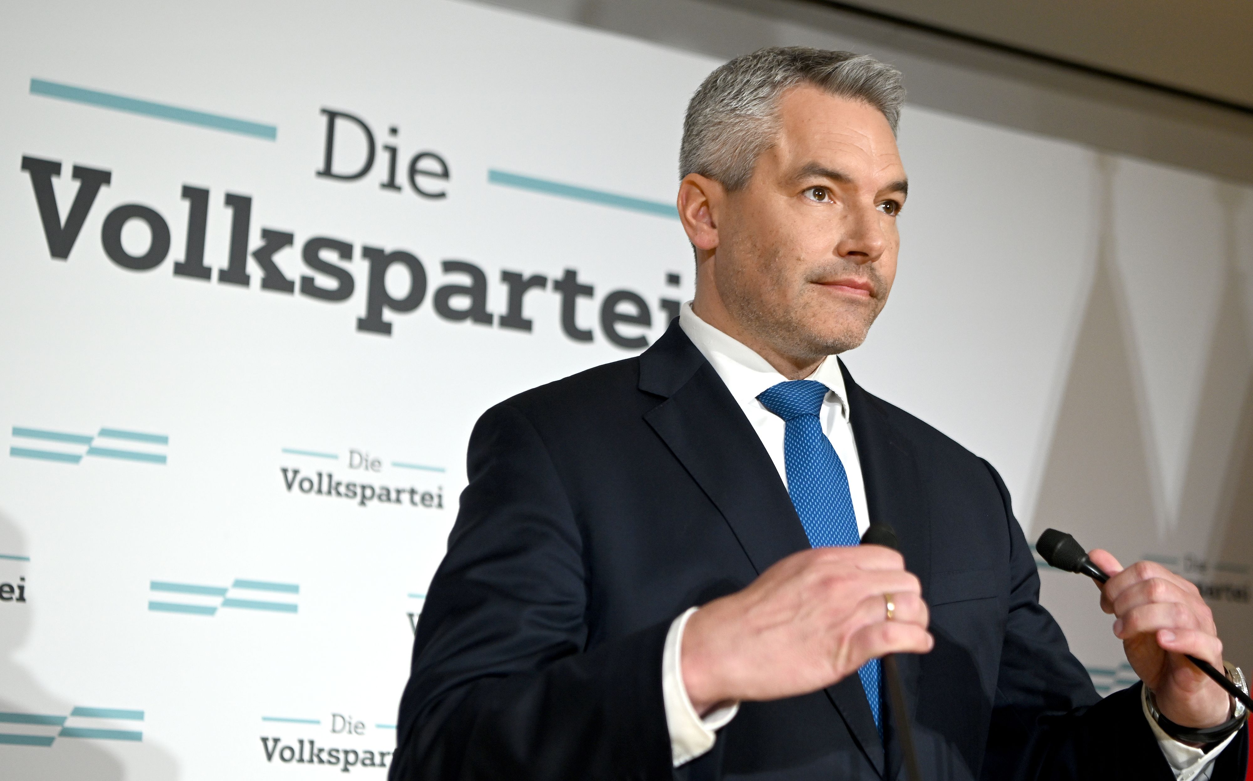 Download von www.picturedesk.com am 10.05.2022 (13:51).  ABD0057_20220510 - WIEN - ÖSTERREICH: ÖVP-Chef und Bundeskanzler Karl Nehammer während einer PK zur Umbildung der Bundesregierung am Dienstag, 10. Mai 2022, in Wien. - FOTO: APA/ROLAND SCHLAGER - 20220510_PD4556 - Rechteinfo: Rights Managed (RM)