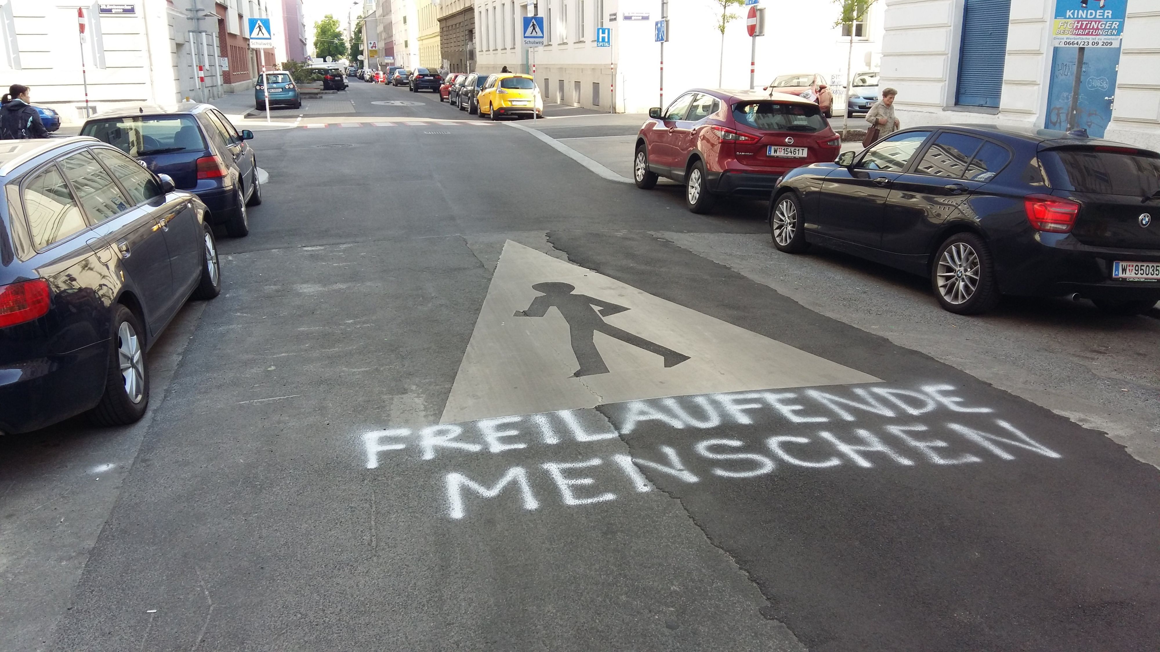 Die Wiener Partei LINKS hat in Wien-Brigittenau mehrere Straßenzüge mit Sprühkreide 