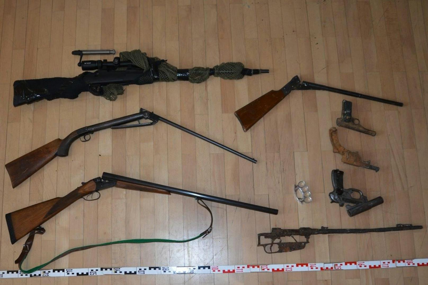 In der Wohnung des Mannes wurden neben den Waffen auch zahlreiche Gegenstände aus der NS-Ära sichergestellt. 