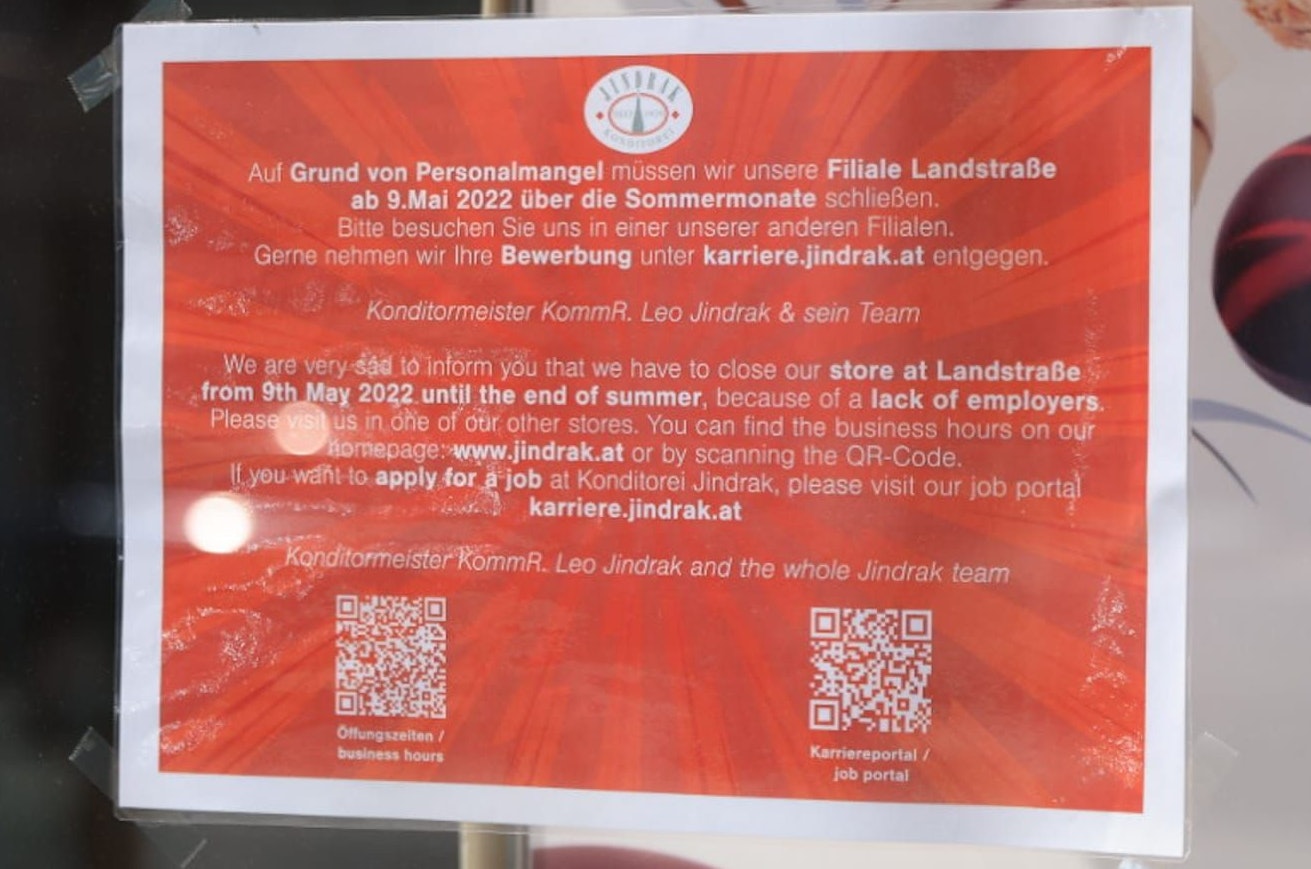 Mit Plakaten an seinem geschlossenen Geschäft sucht Konditor Jindrak nach Personal.