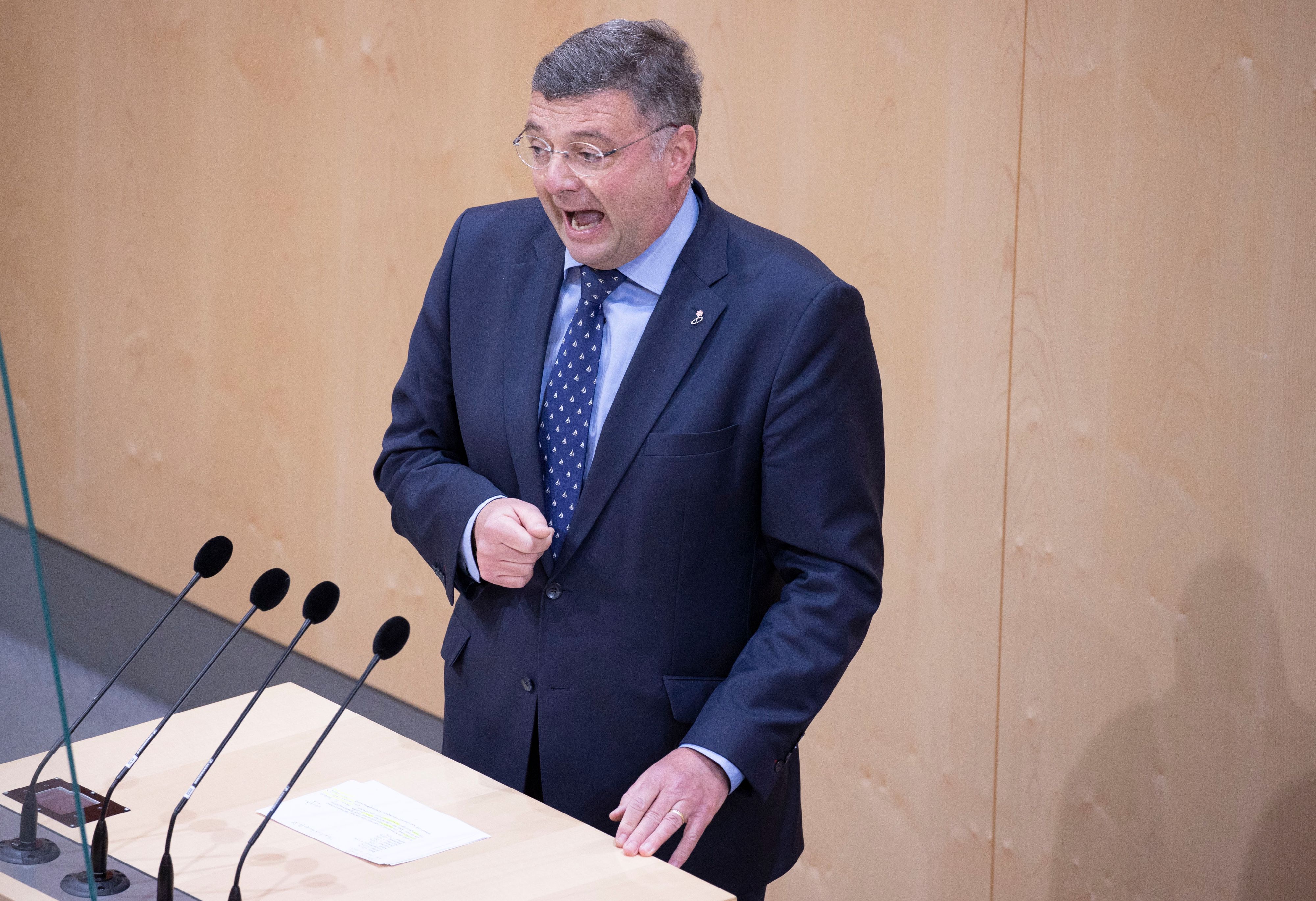 Download von www.picturedesk.com am 10.05.2022 (13:50).  Wien: 153. Nationalratssitzung im Parlamentsausweichquartier in der Wiener Hofburg. Im Bild: Jörg Leichtfried (SPÖ). Wien, Österreich. 27.04.2022 // Vienna, Austria: 153rd National Assembly in the Austrian parliament. Picture: Joerg Leichtfried. Vienna, Austria. April 27th, 2022. - 20220427_PD2021 - Rechteinfo: Rights Managed (RM)
