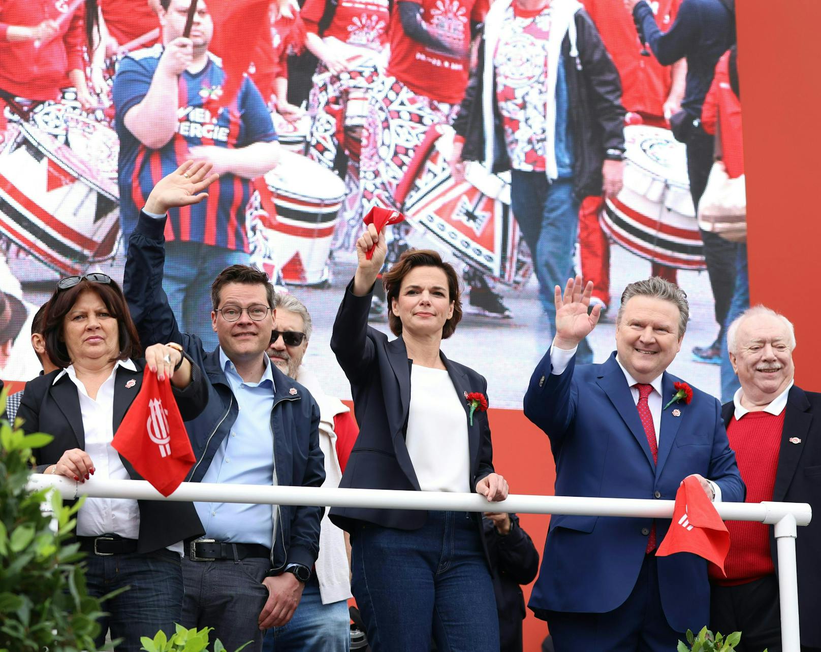 Renate Anderl mit der SPÖ-Elite beim traditionellen Mai-Aufmarsch zu Monatsbeginn in Wien.