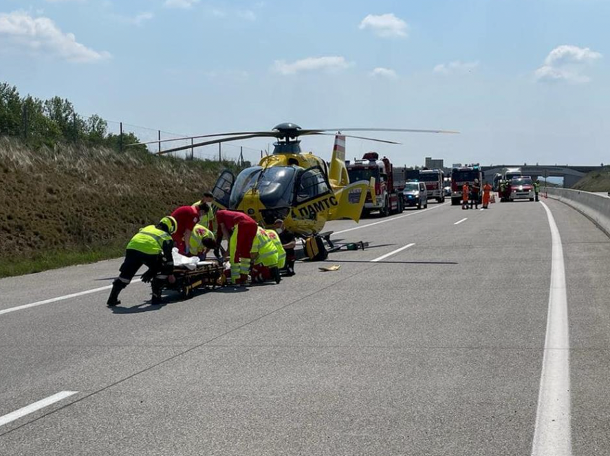 Einsatzkräfte nach dem Unfall auf der A5