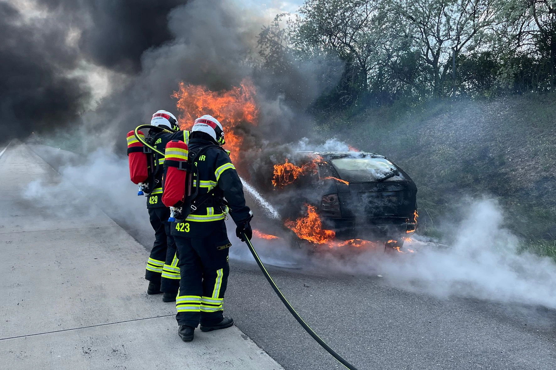 Die Feuerwehr konnte das Auto löschen.