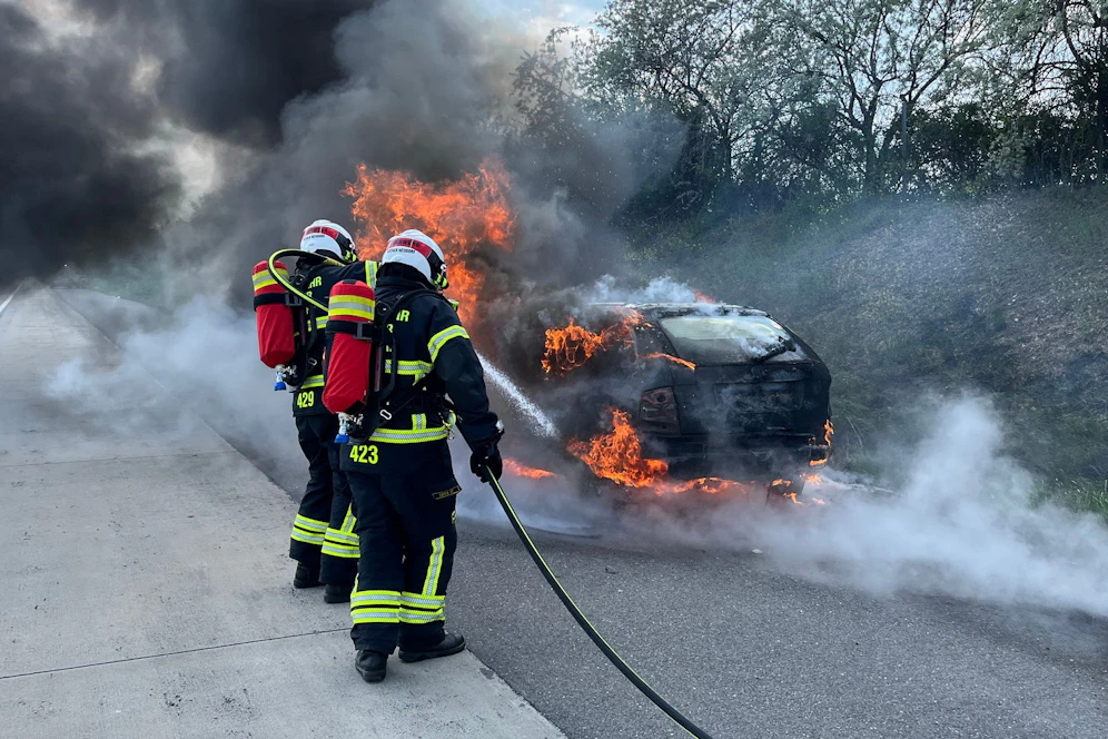Die Feuerwehr konnte das Auto löschen.