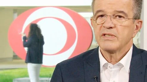 Die Dame hat sich einen unglücklichen Platz zum Tschicken ausgesucht.