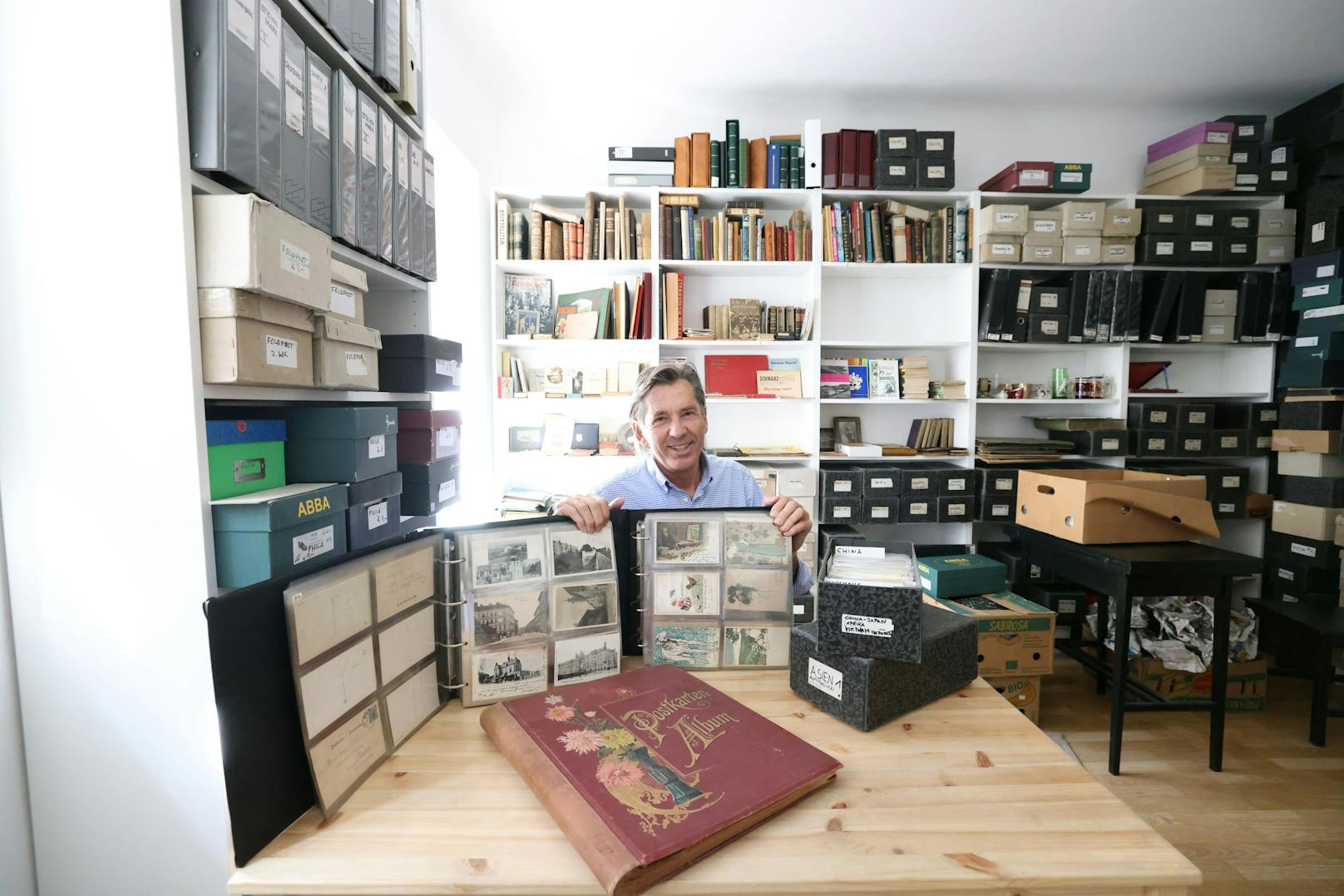 Manfred Handerek (64) hat seine Leidenschaft zum Beruf gemacht: In seinem Shop in der Landstraße verkauft er historische Postkarten.