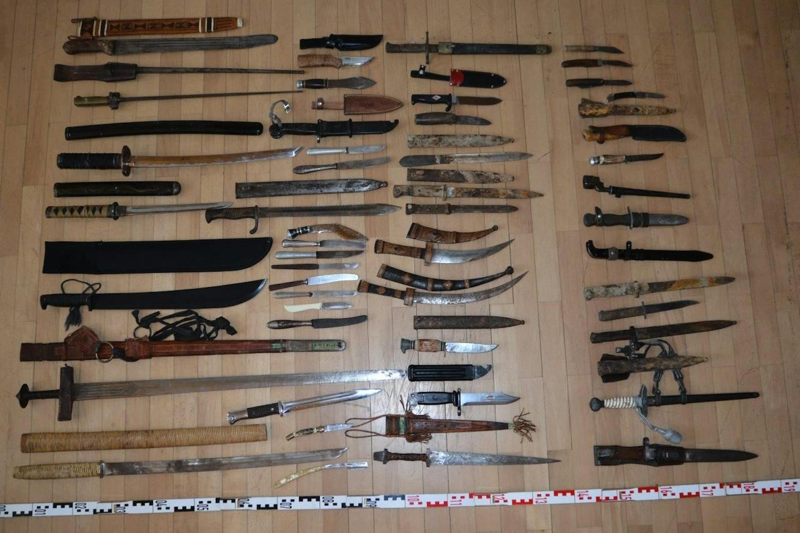 In der Wohnung des Mannes wurden neben den Waffen auch zahlreiche Gegenstände aus der NS-Ära sichergestellt. 