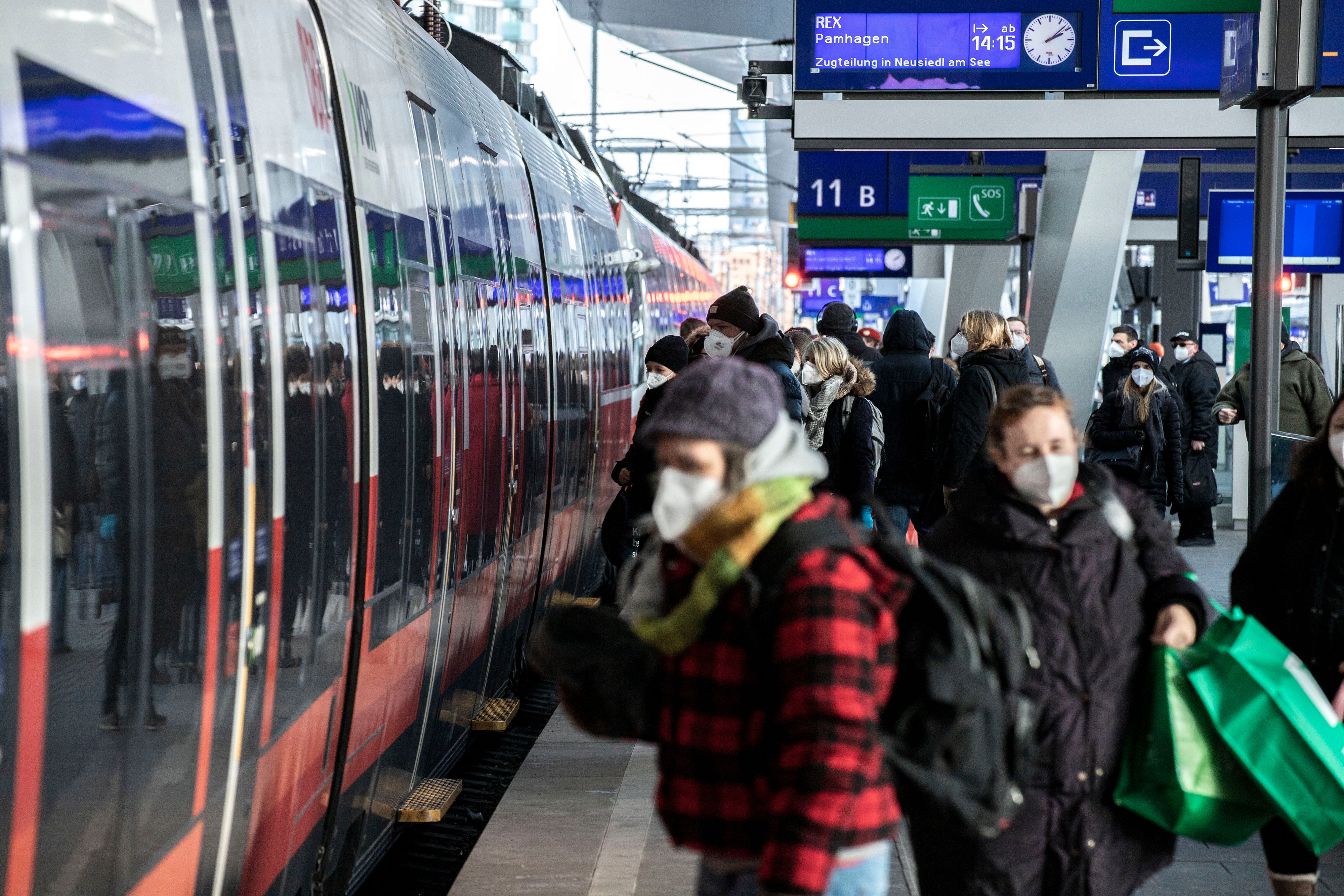 In Zügen und Bussen gilt weiterhin Maskenpflicht.
