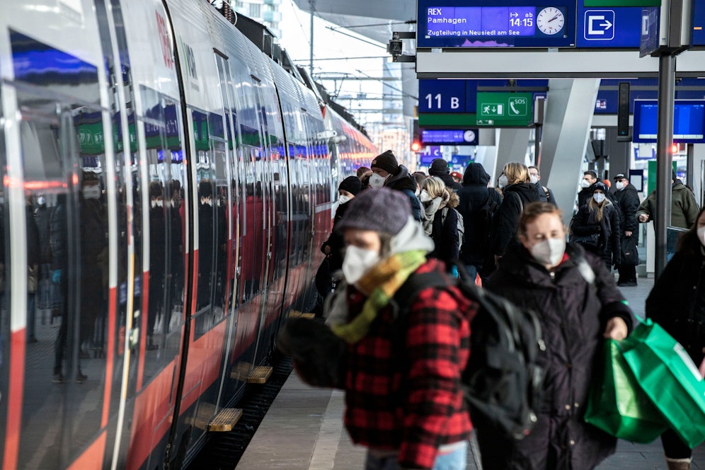 In Zügen und Bussen gilt weiterhin Maskenpflicht.