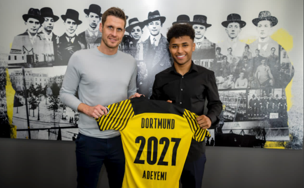Karim Adeyemi mit Dortmunds Sebastian Kehl.