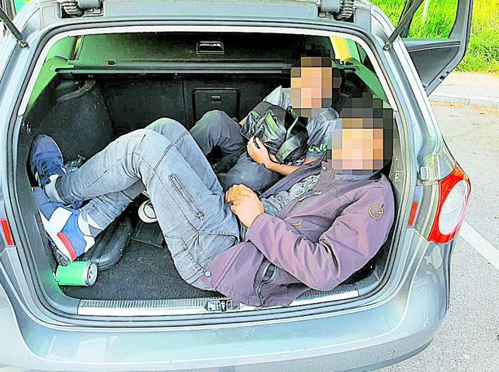 Die beiden Brüder wurden von der Polizei eingepfercht im Kofferraum gefunden.