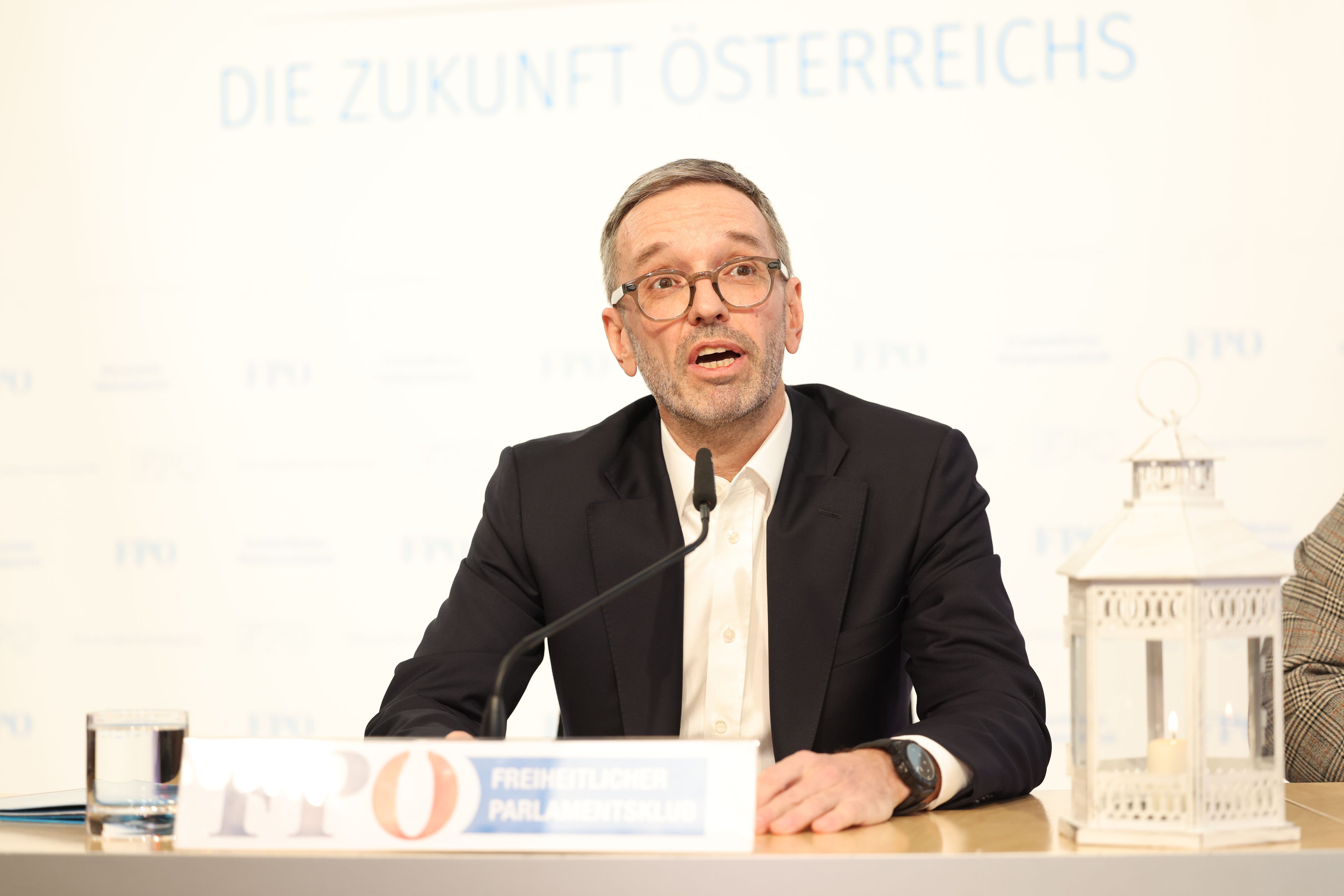 Herbert Kickl sieht sich an Nordkorea erinnert, weil man in Öffis noch eine Maske tragen muss.