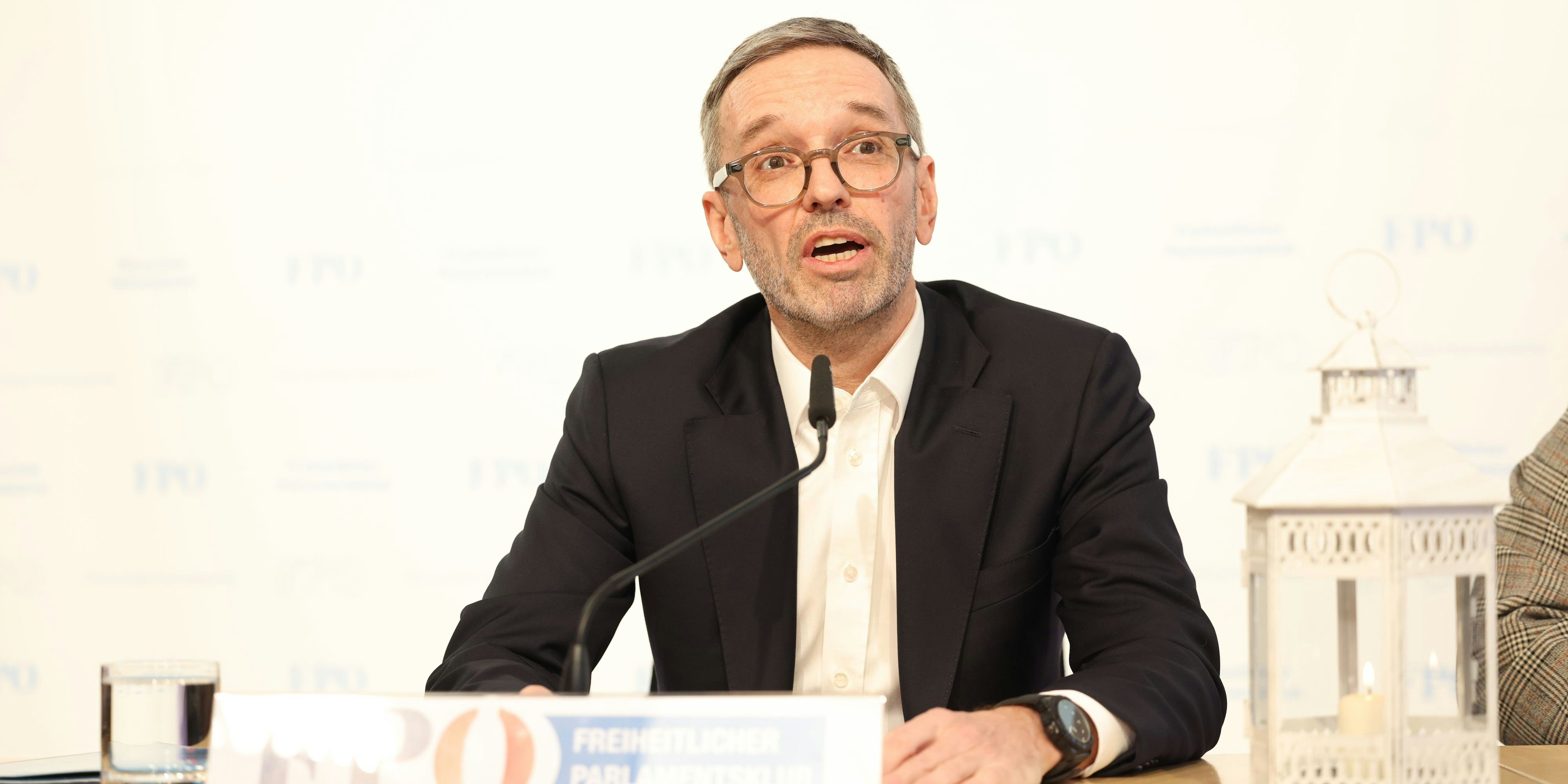 Herbert Kickl sieht sich an Nordkorea erinnert, weil man in Öffis noch eine Maske tragen muss.