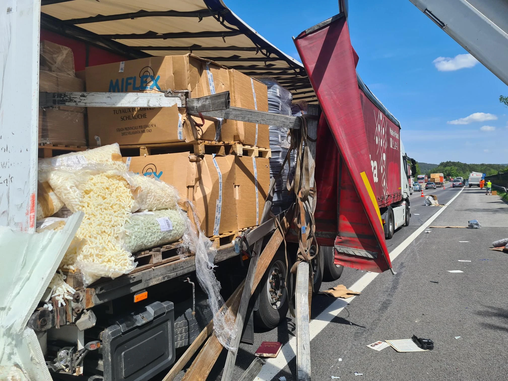 Der Lkw wurde seitlich aufgerissen.