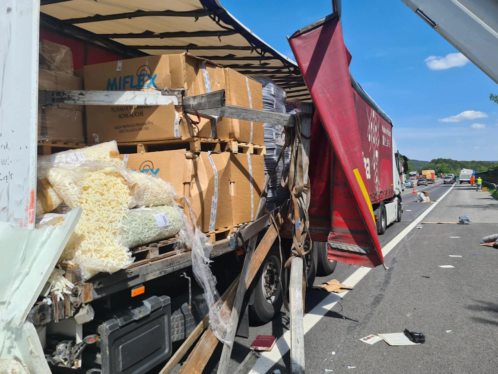 Der Lkw wurde seitlich aufgerissen.