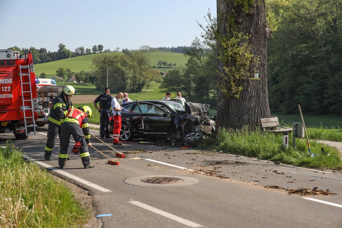 Der Lenker fuhr mit seinem Wagen direkt in einen dicken Baum neben der Fahrbahn.
