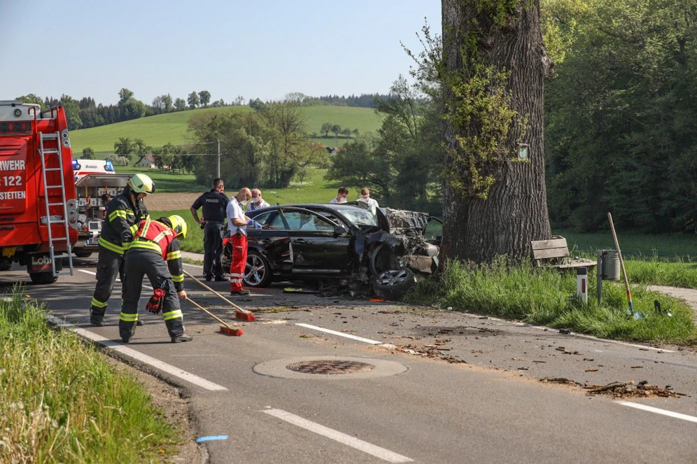 Der Lenker fuhr mit seinem Wagen direkt in einen dicken Baum neben der Fahrbahn.